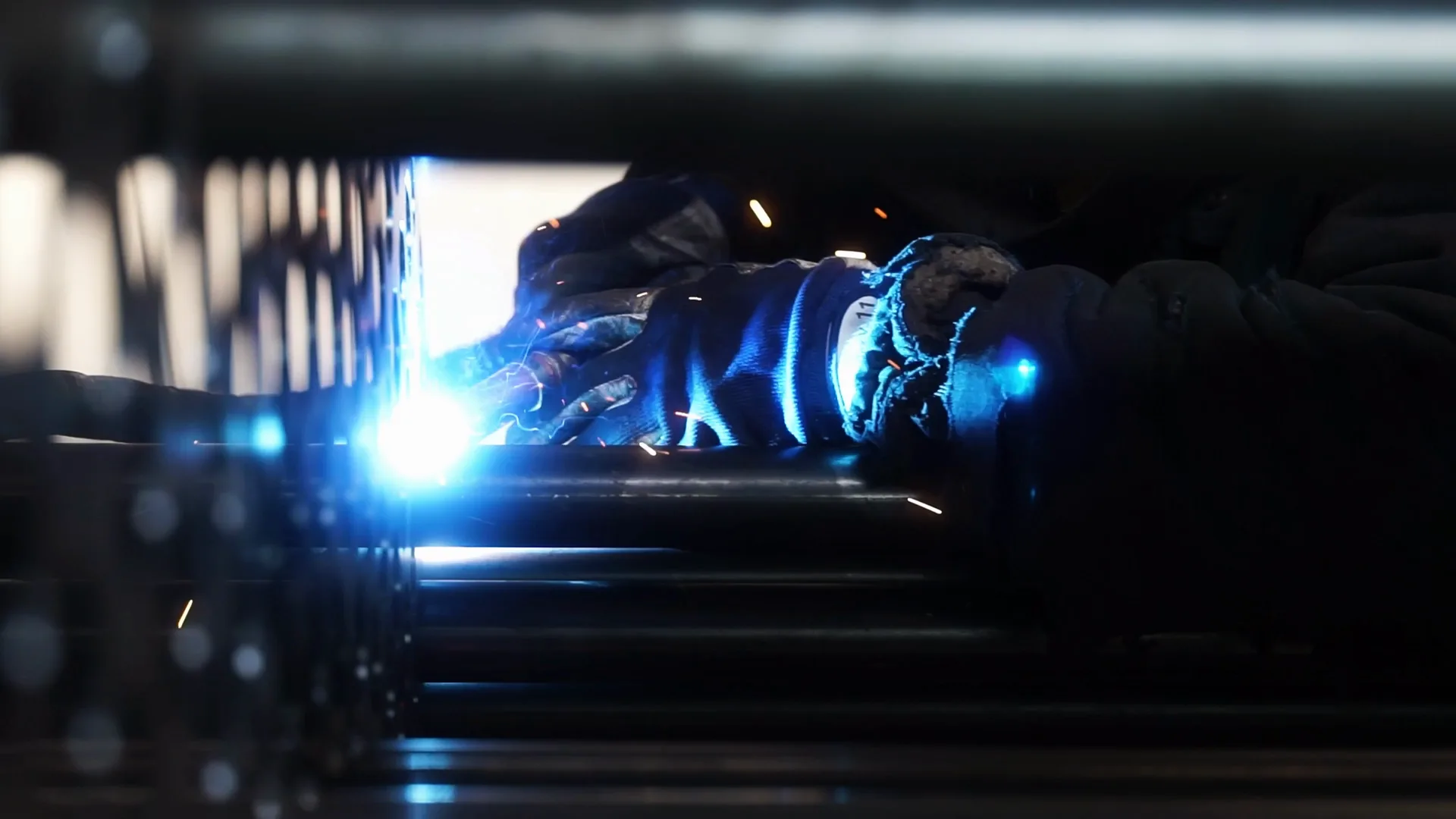 Funken beim Schweißen in einer Metallwerkstatt.